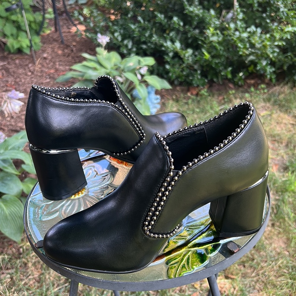 Midnight Velvet slip on beaded bootie size 7M new without tag